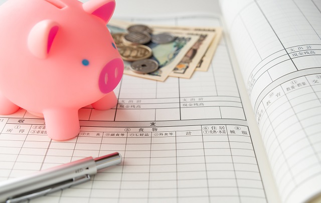 家計簿と豚の貯金箱